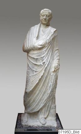 Antik marmorstaty av en äldre man i helfigur.