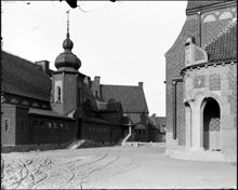 Engelbrektskyrkan med pastorsbostället till vänster, från Östermalmsgatan