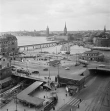 Vy över Slussen, Södermalmstorg i riktning mot Gamla Stan och Riddarholmen. Byggnation av tunnelbanestationen och Centralbron pågår