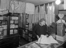 Mäster Samuelsgatan 40. Hulda Hallbergs Vitvaruaffär, kunglig hovleverantör. Här går numera Sveavägen norr om Sergels Torg