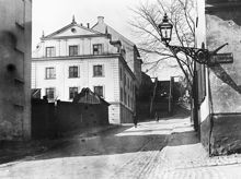 Kungstensgatan 11-13. Fotografiet är taget från hörnet av Lilla Badstugatan mot Saltmätargatan och trappan upp till Holländargatan