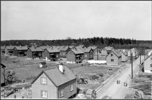 Kvarteret Kastrullen, närmast nr 12, vid Grimstahamnsvägen i Åkeshovs småstugeområde