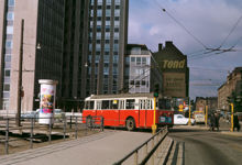 Götgatans korsning med Skånegatan vid skattehuset. Trådbuss på linje 91 