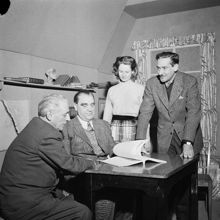 Odengatan 81, Intima teatern. Repetitioner inför premiären av pjäsen ""Domaren"", skriven av Vilhelm Moberg. Fr. v. Per-Axel Branner, Vilhelm Moberg, Inga Landgré och Lorens Marmstedt