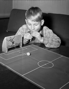 Pojken Ralph provar det nya fotbollsspelet med blåsrör