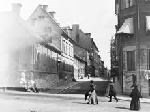 Kammakargatan österut från Upplandsgatan. Det låga hörnhuset i trä t.v. revs 1899 och ersattes av Sankt Peters kyrka