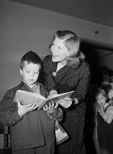Nybrogatan 18, Forum. Bok och sångstund för barn. Sångerskan Eva-Lisa Lennartsson läste och sjöng för barnen. På bilden visar hon bilderböcker för en pojke