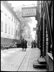 Klara Västra Kyrkogata söderut vid Hotell Linden
