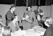 Odengatan 81, Intima Teatern. Ensemblen till Tolvskillingsoperan samlas. De första två stående fr.v. är teatercheferna Jörgensen och Marmstedt. Sittande fr.v. Ingmar Bergman,  Adolphson, Dahlbeck