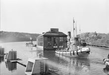 Liljeholmsbadet bogseras till Hammarbyvarvets torrdocka för översyn och reparation, av bogserbåten Munin