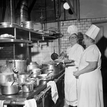 Storgatan 5, Östermalmskällaren. Restaurangen skall stängas och byggnaden, ett 1700-talshus, rivas. Fr.v. kökschefen Olga Erikson och Gunhild Jansson