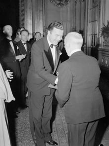 Prins Bertil hälsas välkommen till Alliance Francaise soireè