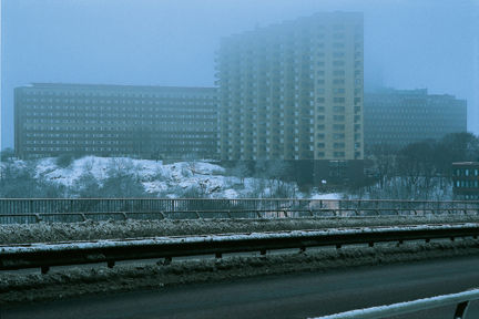 Marieberg sett från Västerbron. Till vänster bostadshusen ”Bacon-Hill” och ”Dragspelshuset” på Fyrverkarbacken och till höger SvD-huset.