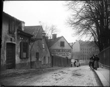 Eriksbergsgatan (i sin gamla sträckning) västerut