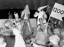 Kungsträdgården. Stockholms 700-års jubileum invigs med framträdanden. På bilden ser vi 1200-talets avsnitt i festtåget