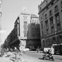 Nybrogatan norrut mot Almlöfsgatan. Till höger Kungliga Dramatiska teatern