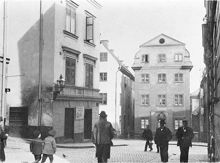 Öster ut från Svartmangatan, i fonden Österlånggatan 45. Till vänster Svartmangatan 29