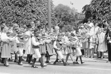 Reportage kring Kungabröllopet den 19 juni 1976. Spelmanslag tågar över Norrbro mot Slottet, i täten går fiolspelande barn. Åskådare och en kvinnlig uniformerad polis