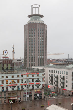 Söderhallarna och Haglunds pinne fotograferat från Medborgarhusets  tak. Det regnar.