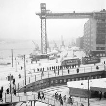 Tunnelbanestationen vid Slussen. Spårvagnar på Katarinavägen. Katarinahissen och kranar på Stadsgården