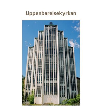 en hög byggnad i glas med ett kors högst upp