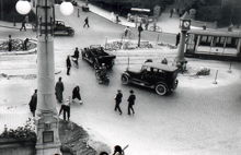 Nybroplan vid Dramaten. I mitten till höger står Tornbergs klocka, en legendarisk mötesplats. 