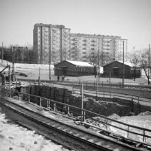 Bostadshus och baracker söder om Drottningholmsvägen. Tunnelbanespår i förgrunden