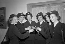Ulvsundavägen 193, ""ABA-huset"" (Aerotransport). Flygvärdinnor tar Skandinavisk SAS-examen och mottar sina ""vingar"" i direktionsmatsalen