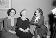 Yrkeskvinnors Samarbetsförbund ( Y.S.F.) på Nordisk konferens. Fr.v. Sigrid Heide-Jörgensen, Köpenhamn, Bergliot Lie, Oslo och Agda Rössel, Stockholm. Likalönsfrågan diskuterades