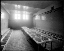 Tvättrum i Adolf Fredriks norra folkskola, Norrtullsgatan 18. Nuvarande Matteusskolan.
