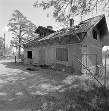 Ståltrådsvägen. Brandskadad träbyggnad