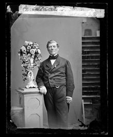 Porträtt av herr A O Schalin med blomstervas i silver som överlämnats av H:K:H Prins Oscar som hedersskänk av Neptuniorden 1863.