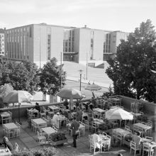 Uteservering vid Götgatan 43 norr om Björns Trädgård. Medborgarhuset i fonden