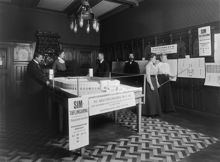Olympiska spelen i Stockholm 1912. Olympiska spelens biljettkontor vid Norrmalmstorg 4 med en modell över Stockholms Stadion.
