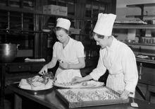 Hazeliusbacken 20, Restaurang Hasselbacken. Reportage från Stockholms Stads Restaurangskola