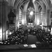 Musicerande ungdomar och åhörare i Maria kyrka