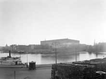 Slottet från Fersenska Terrassen. Vedupplag i Södra Blasieholmshamnen (nu Strömkajen)