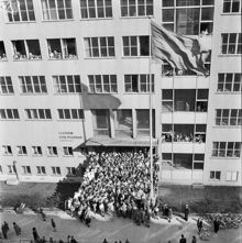 Fredsdagen den 7:e maj 1945 i Stockholm.
På flickskolan Lyceums skolgård har flickorna samlats för att fira frden.