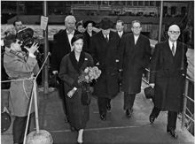 T-baneinvigningen 24/11 1957. Kungaparet lämnar station Slussen.