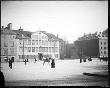 Nybrohamnen 24 och torget framför