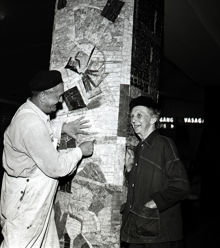 Vera Nilsson och mosaikläggaren Rickardo Riazzoli arbetar med pelaren vid T-Centralen år 1957