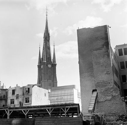 Urblåsta hus med trasiga fasader.
