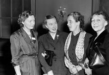 Brunkebergstorg 13-15, Gillet. Sociala och politiska diskussionsklubben i Stockholm, har bjudit in till diskussion, ""Kvinnan som samhällsmedlem"". Fr. v. V. Adlers, L. Olsson och E. Adlercreutz
