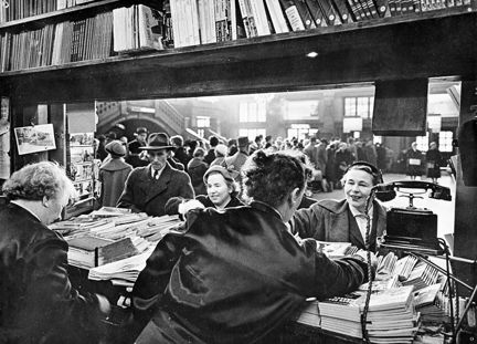 Kiosk på Centralstationen. Försäljning av litteratur, vykort mm