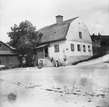 Hammarby tullhus. Tre kvinnor utanför huset.