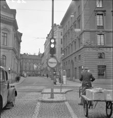Cykelbud i korsningen Arsenalsgatan - Kungsträdgårdsgatan. I bakgrunden Blasieholmstorg