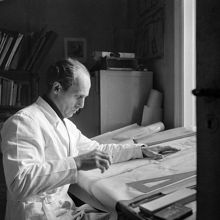 Sigurd Perssons Ateljé för guld och silversmide, 1955. Sigurd Persson inför utställningen Söder i konsten