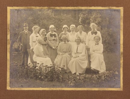 Svartvitt fotografi av lärarkåren på Slagsta skolhem 