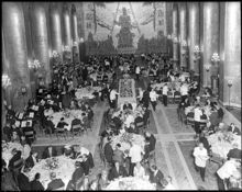 Fest i Gyllene salen, Stadshuset, Hantverkargatan 1. Vid honnörsbordet t.h. ses drottning Sirikit mellan statsminister Tage Erlander och stadsfullmäktiges ordf. Carl Albert Anderson