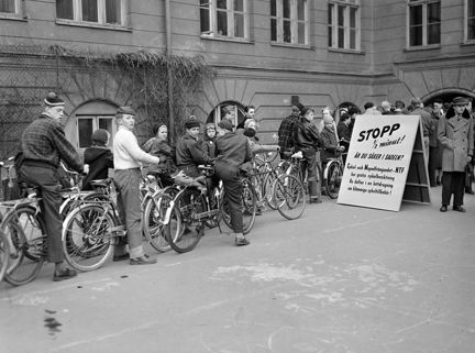 Maria Prästgårdsgata 9, Folkskoleseminariet. Cykelfrämjandet har trafiklektion och erbjuder gratis besiktning av cyklar. Barn och ungdomar köar med sina cyklar